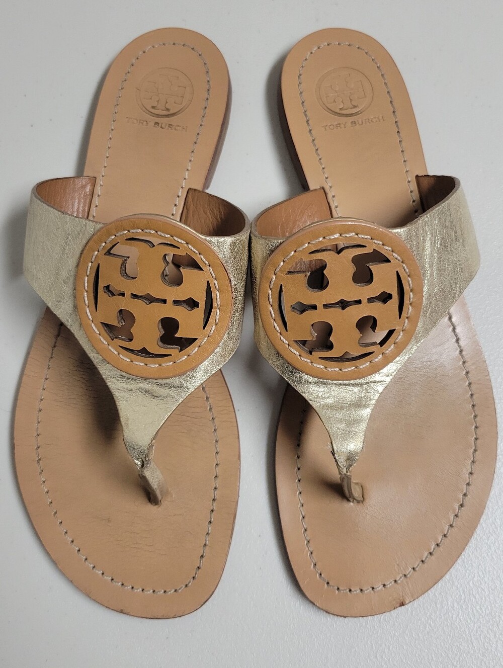 Tory Burch Metallic Gold Leather Louisa Thong Sandals  Tan Medallion Size 8M.